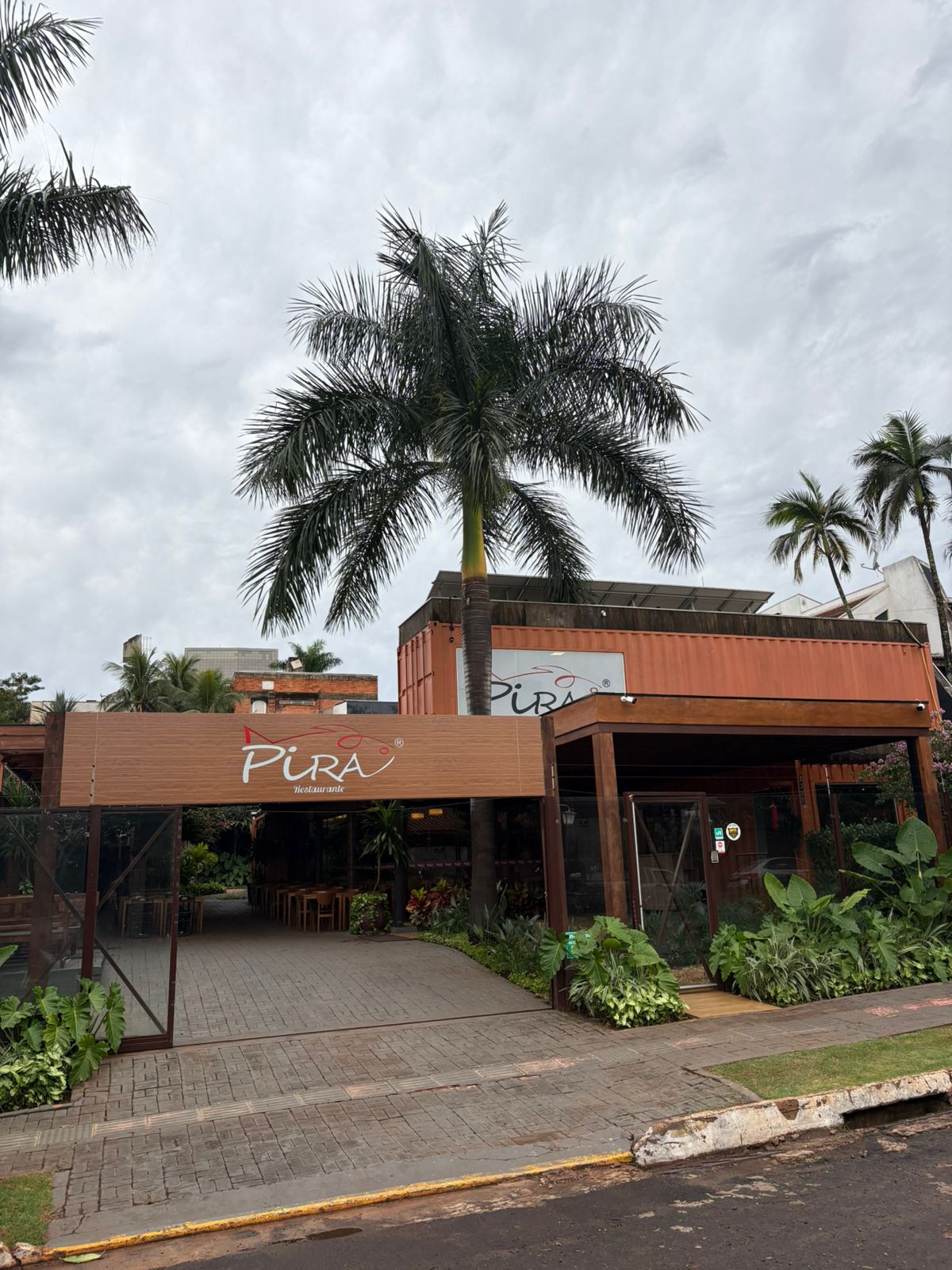 Fachada do Pira com palmeiras